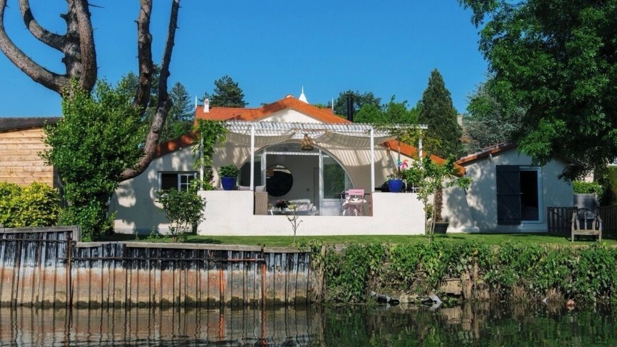 Sainte-Gemme-Moronval House | Riverfront house