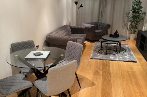 Syon Apartment | Riverfront: 2 Bed in London - Parking