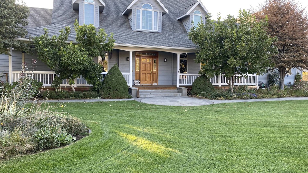 Hermiston House | Riverfront - Amazing View! Large Estate with Pool Table, Air Hockey & Media Room
