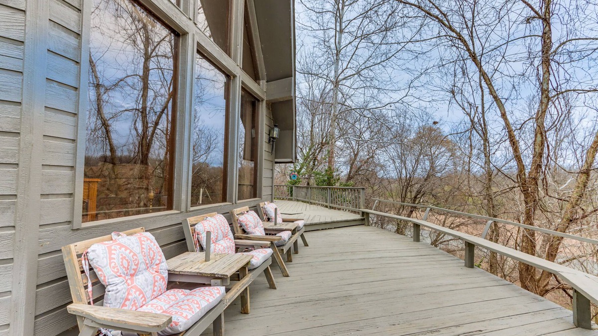 Treece House | Riverfront Baxter Springs Home w/Deck & Grill!