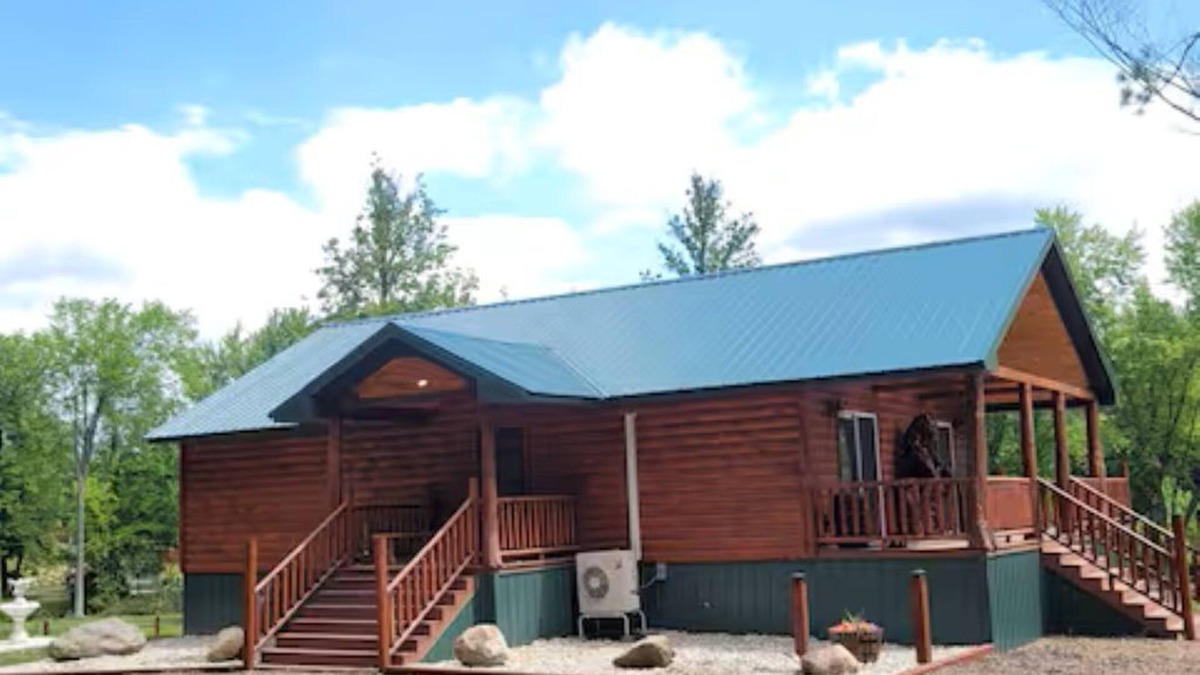 Paris Cabin | Riverfront Bear Cabin