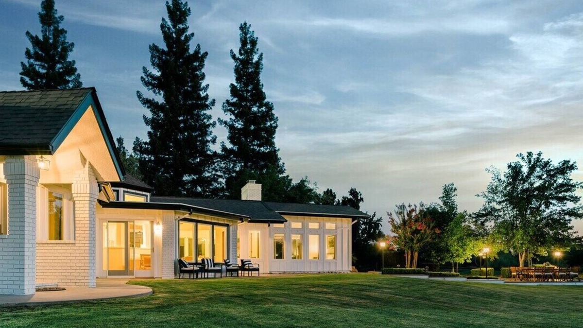 Kingsburg House | Riverfront Beauty with Pickle Ball Court