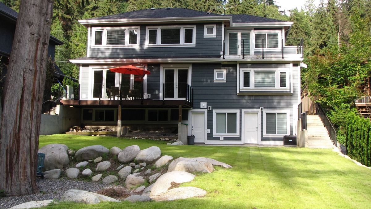 District of North Vancouver House | Riverfront Bed and Breakfast - Lynn Valley Room