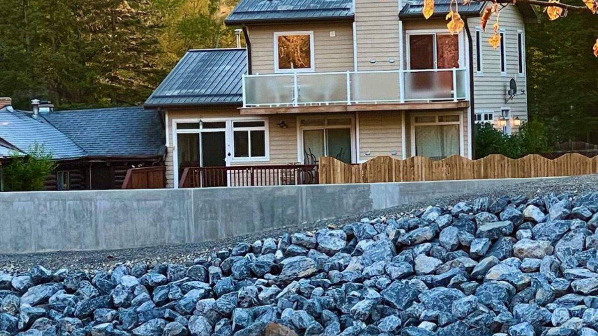 Bragg Creek House | Riverfront Bragg Creek Home - The Perfect Getaway w/spacious deck