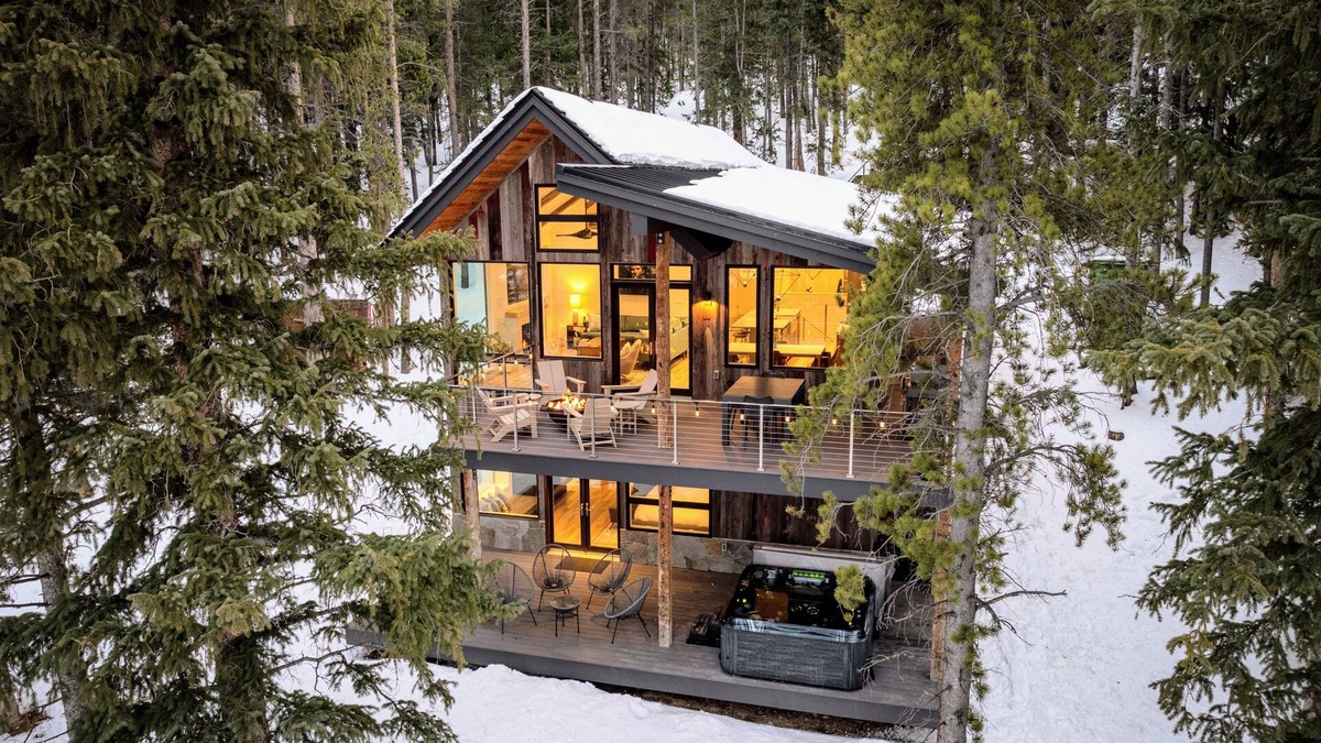 Black Hawk Cabin | Riverfront Cabin – Hot Tub, Steam Shower, Fire Pit & Trails near Nederland
