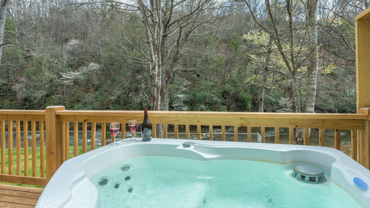 Burnsville Cabin | Riverfront Cabin, Hot tub, Fire Pit, Grill, Wi-Fi, Private, Fishing, Swimming
