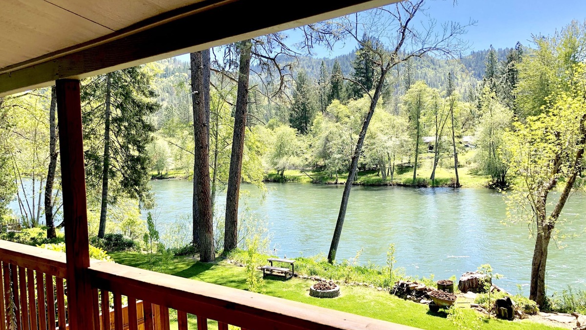 Trail Cabin | *Riverfront* "Cabin on The Rogue", Gateway to Crater Lake! Sleeps 2-4