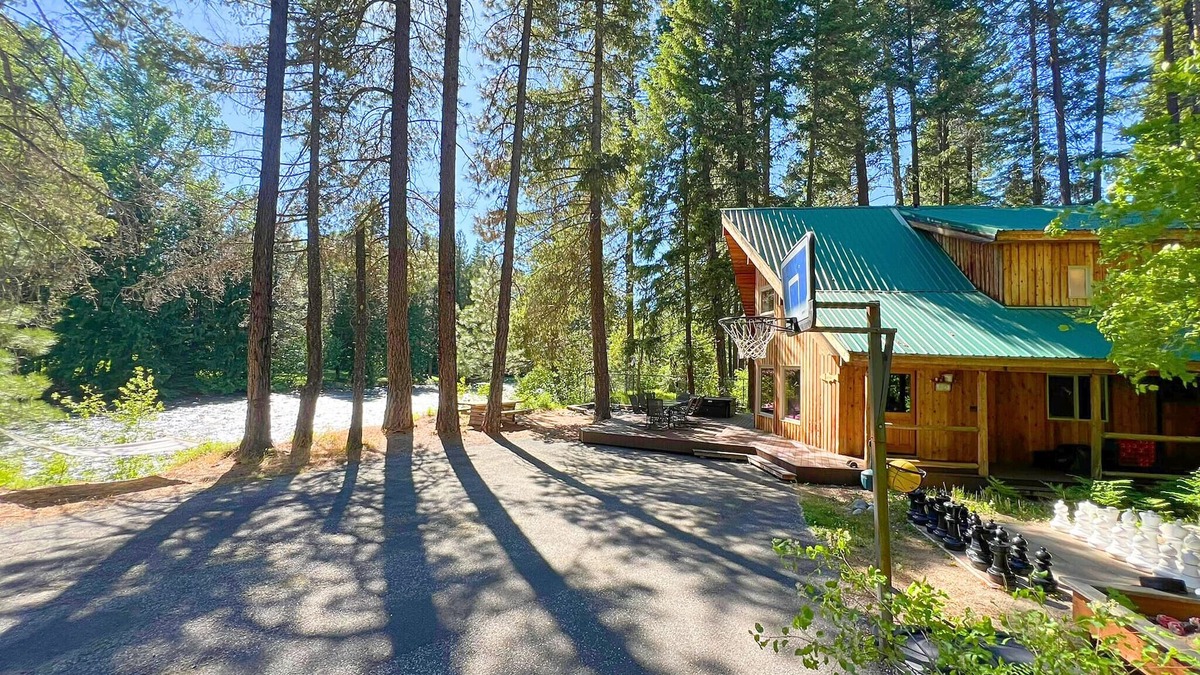 Leavenworth House | Riverfront Cabin w/Hot Tub & Large Deck ft Away from the River!
