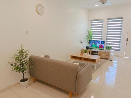 Telok House | Riverfront City, Up to 8 Pax, 3 Bedrooms, 2 Bathrooms, 2 Car Park by Star Home