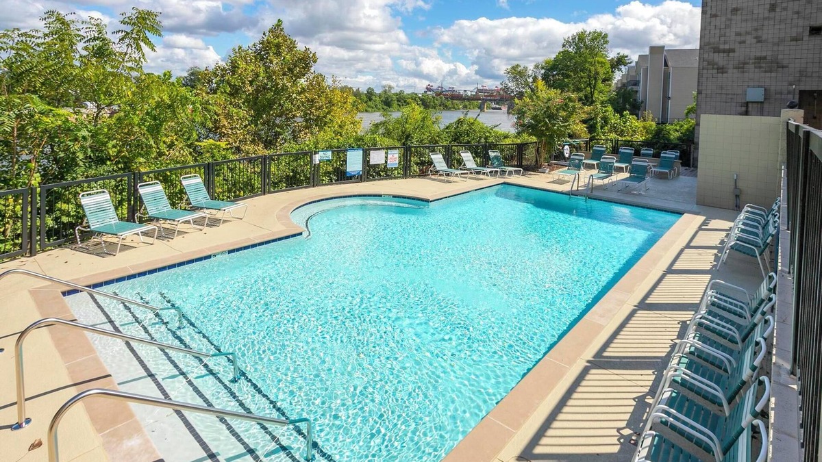 North Capitol Condo | Riverfront Condo | Walk Downtown | Pool + Parking