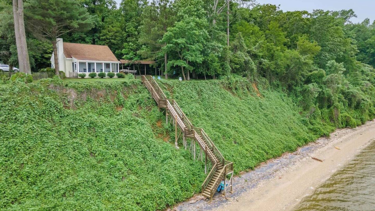Surry Cottage | Riverfront Cottage w/Private Beach Near Wmsburg