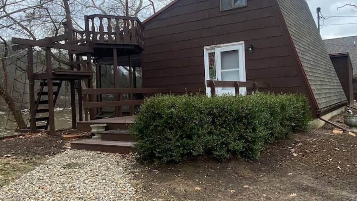 Zanesville House | Riverfront - Cozy Loft Cottage