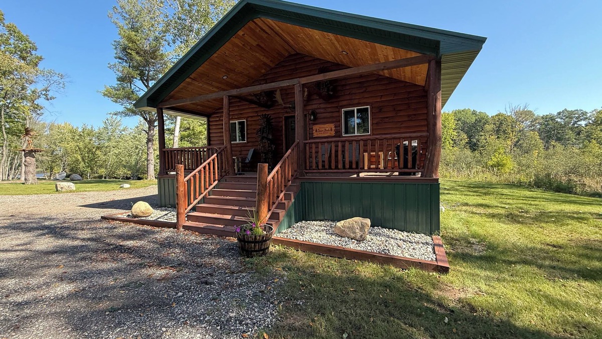 Paris Cabin | Riverfront Deer Cabin