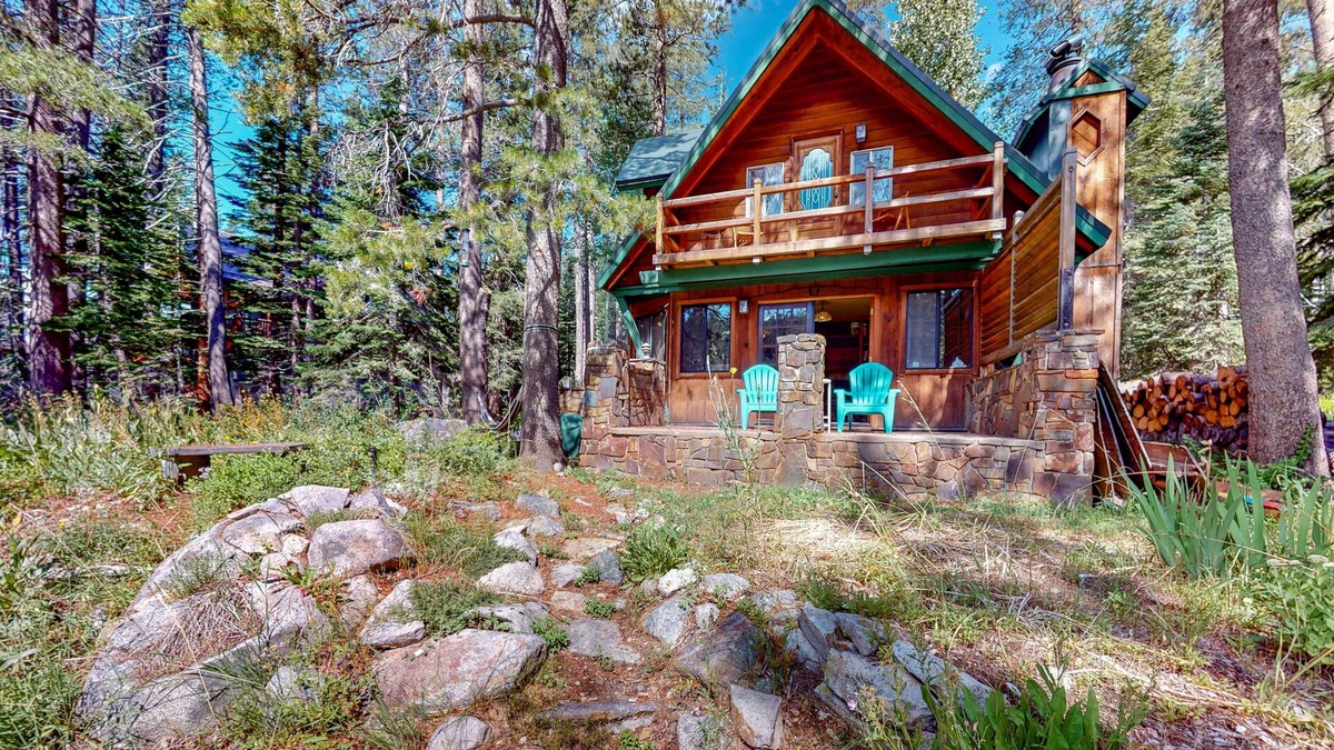 Pla-Vada Woodlands House | Riverfront dog-friendly retreat with a rustic flair & wood stove, near skiing