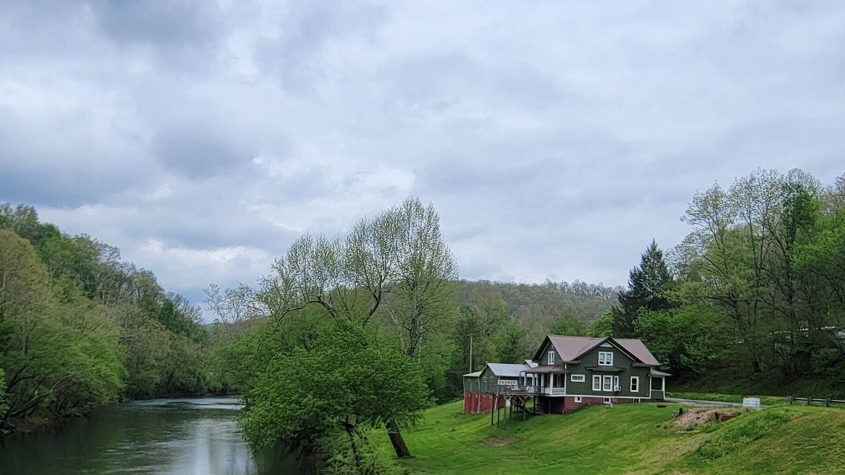 Duck House | Riverfront/Fishing/Elk Rail Trails/4-bedroom house in beautiful Duck