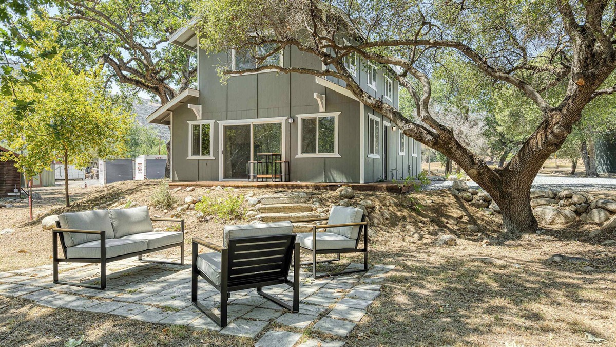 Three Rivers House | Riverfront Gateway to Sequoia NP