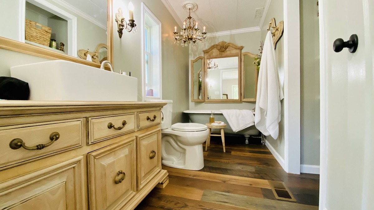 Trail House | Riverfront Gem with Big Deck, Fishing & Adventure. Comfy beds, upgraded beauty