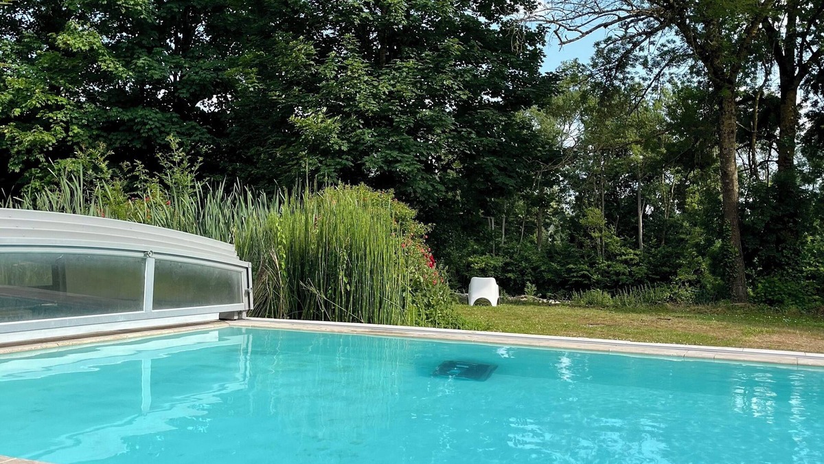 Troo Cottage | Riverfront gîte in 3ha park with swimming pool, tennis court