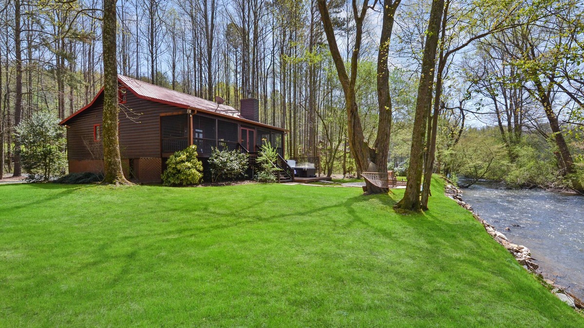 Blue Ridge Cabin | Riverfront, Hdtv, Flat Lot, Grassy Yard!