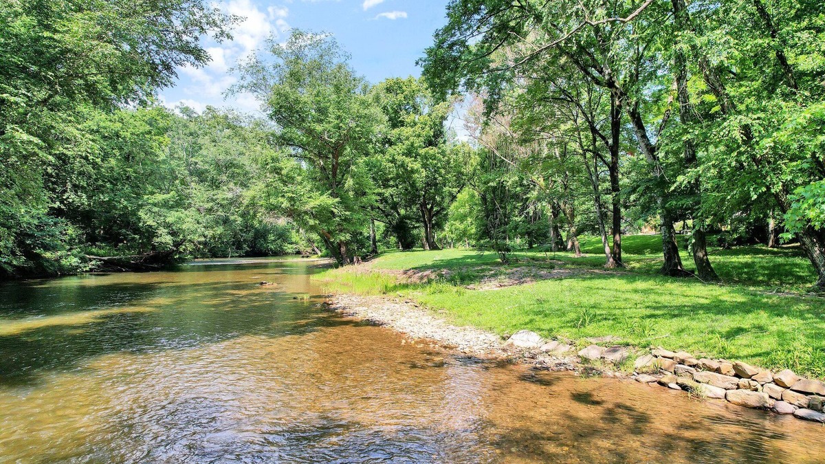 Conasauga House | Riverfront home 3BD room/2 Full bath Sleep 6-7 only 12 minutes from Ocoee River