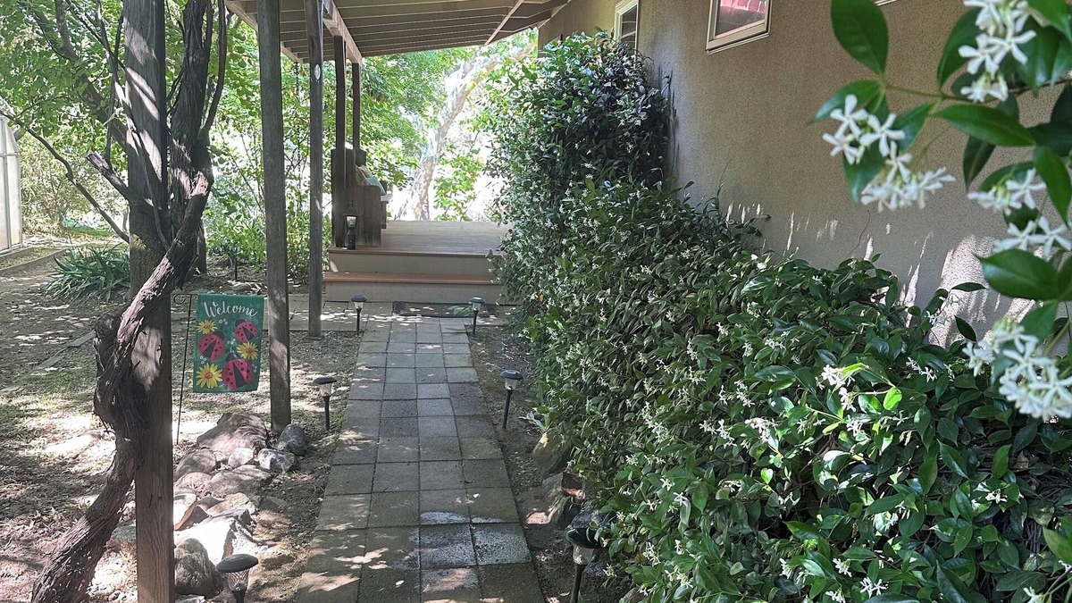 Three Rivers House | Riverfront Home near Sequoia National Park with EV charger.