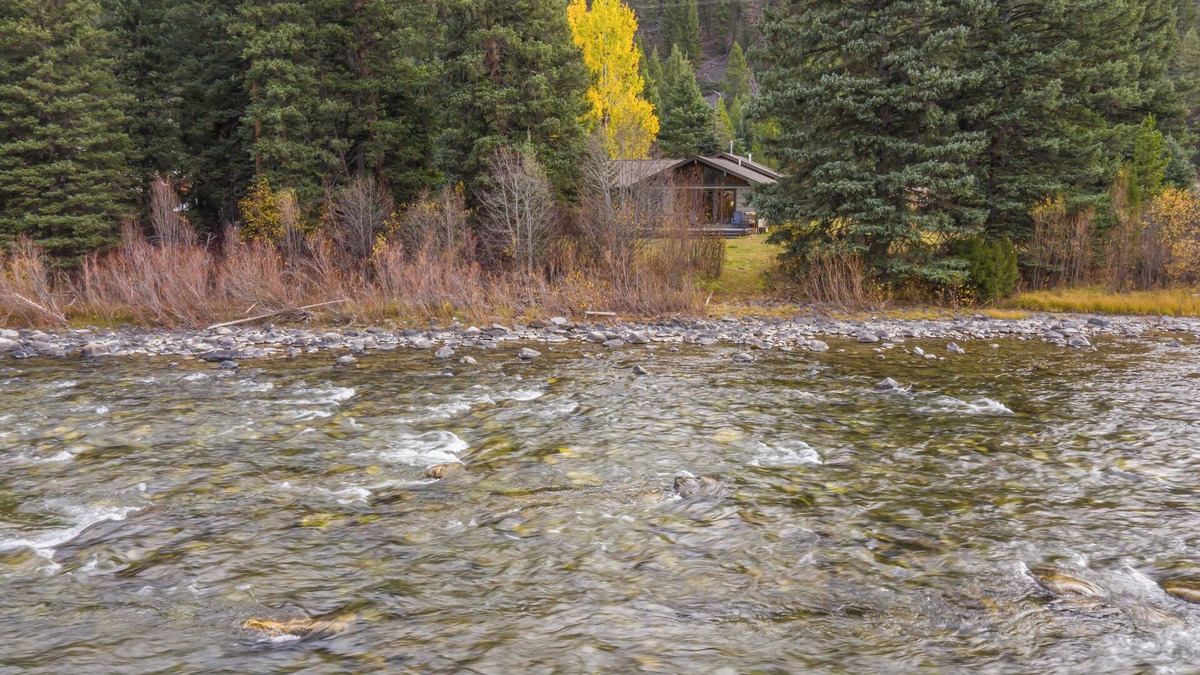 Gallatin Gateway House | Riverfront home on Gallatin with access to Big Sky and Bozeman