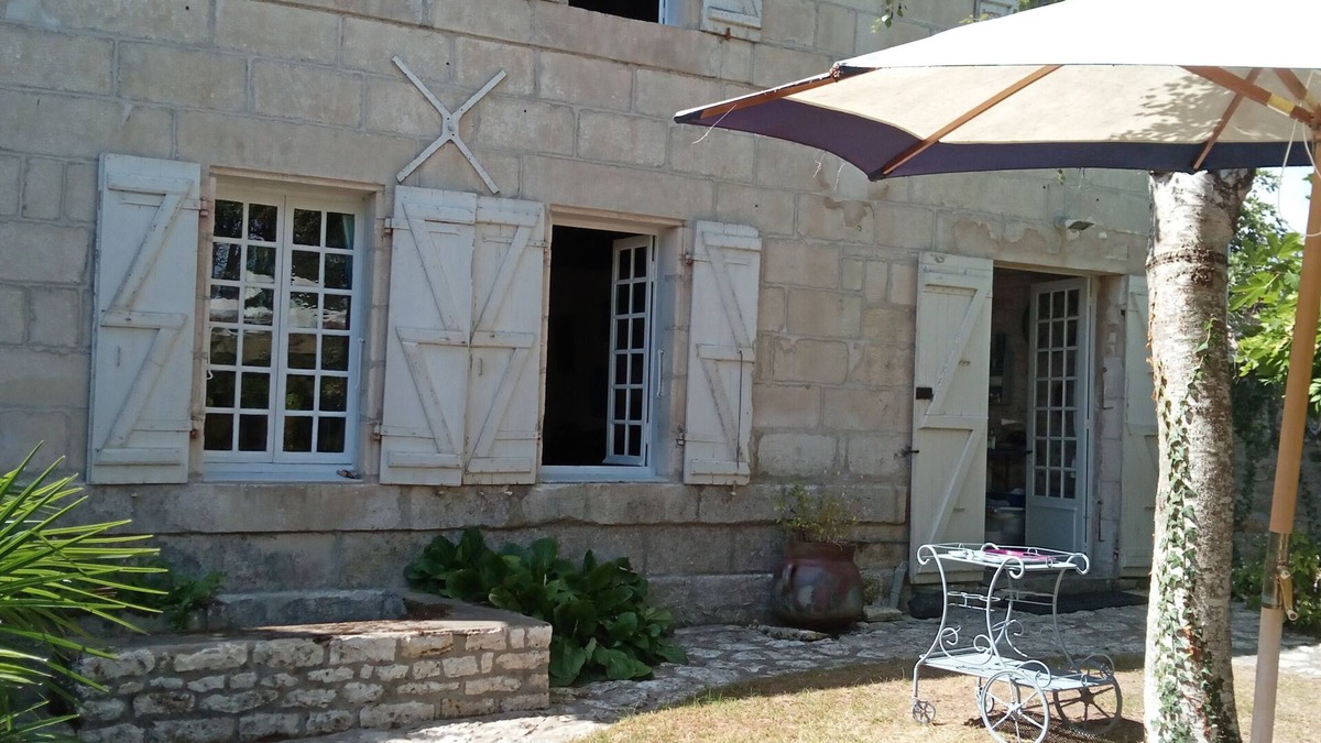 Port-d'Envaux House | Riverfront house 400 m from beach