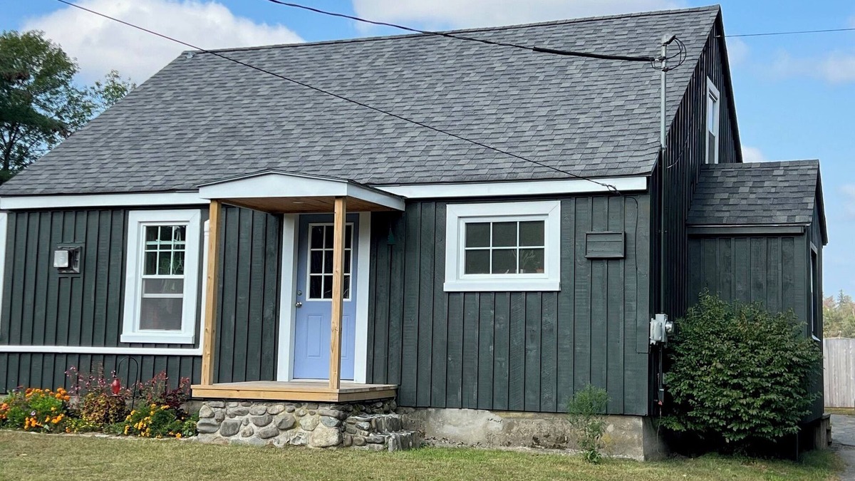 Brewer House | Riverfront House in Brewer. Perfect location for the traveling professional.