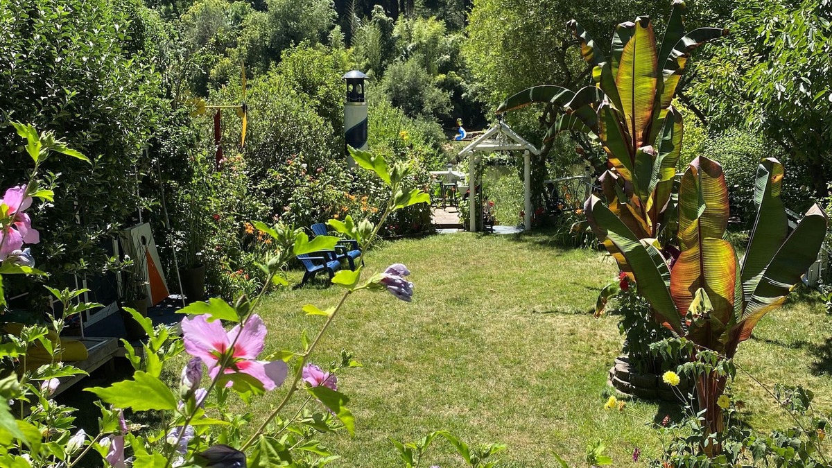 Guerneville House | RIVERFRONT, KAYAKS, DOCK, YARD, VIEW, HOT TUB, POOL TABLE, BBQ, 5 STAR