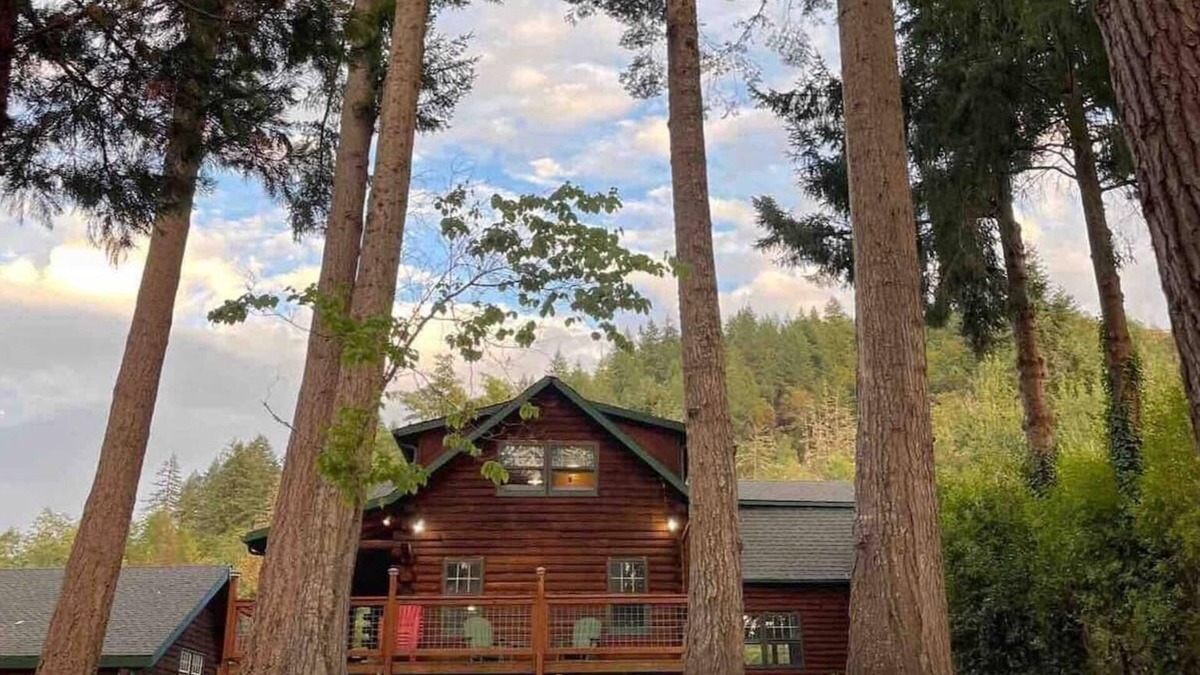 Roseburg Cabin | Riverfront Log Cabin in Roseburg’s Wine Country