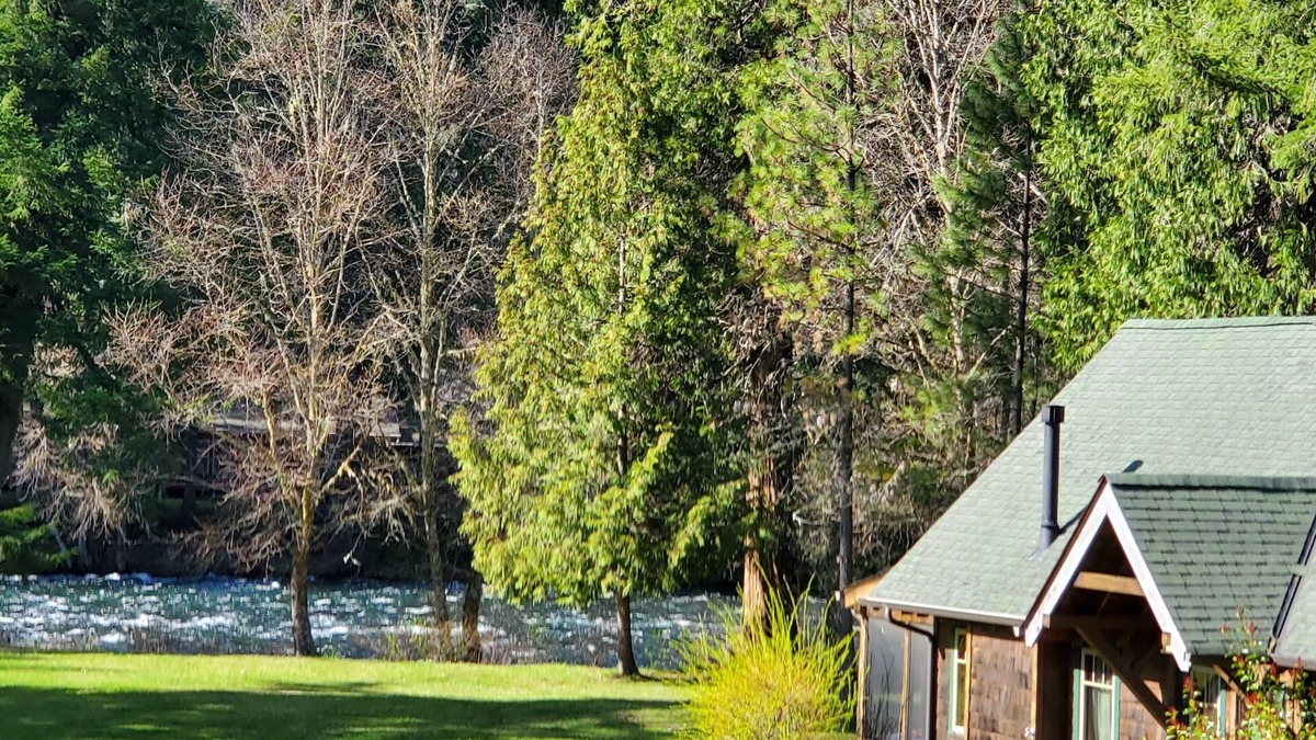 McKenzie Bridge Cabin | Riverfront Luxury Cabin #9 at The Log Cabin Inn