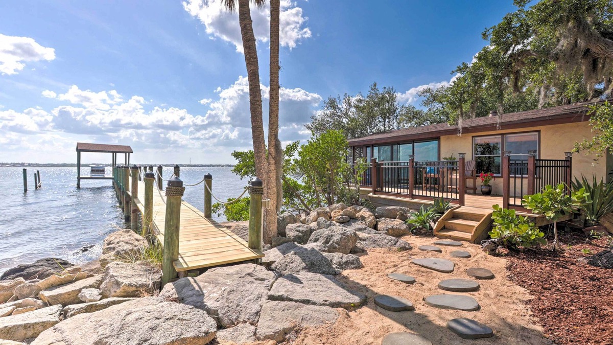 Tropic Apartment | Riverfront Merritt Island Bungalow w/Dock & Deck
