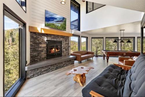 Trail House | Riverfront Oregon retreat with hot tub and pool