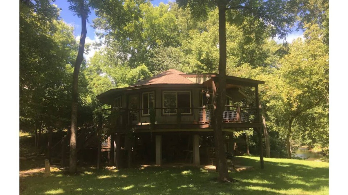 Hot Springs Cabin | Riverfront! Private, short walk to town