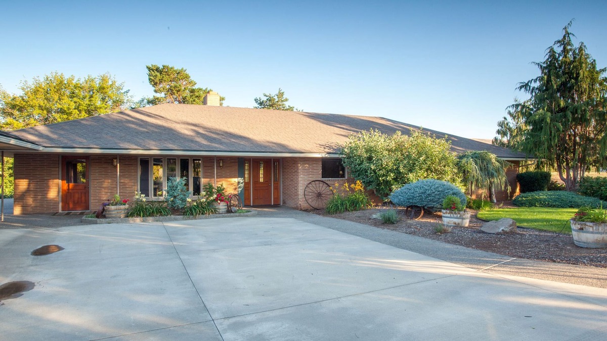 Prosser House | Riverfront Ranch House in Wine Country