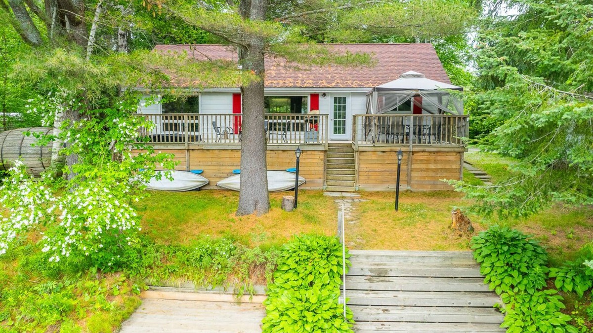 Baddow Cottage | Riverfront Retreat - Large Family Cottage with Games Room, Hot Tub and Sauna