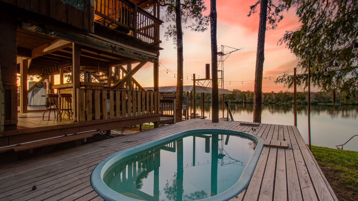 Barrett House | Riverfront Retreat Getaway