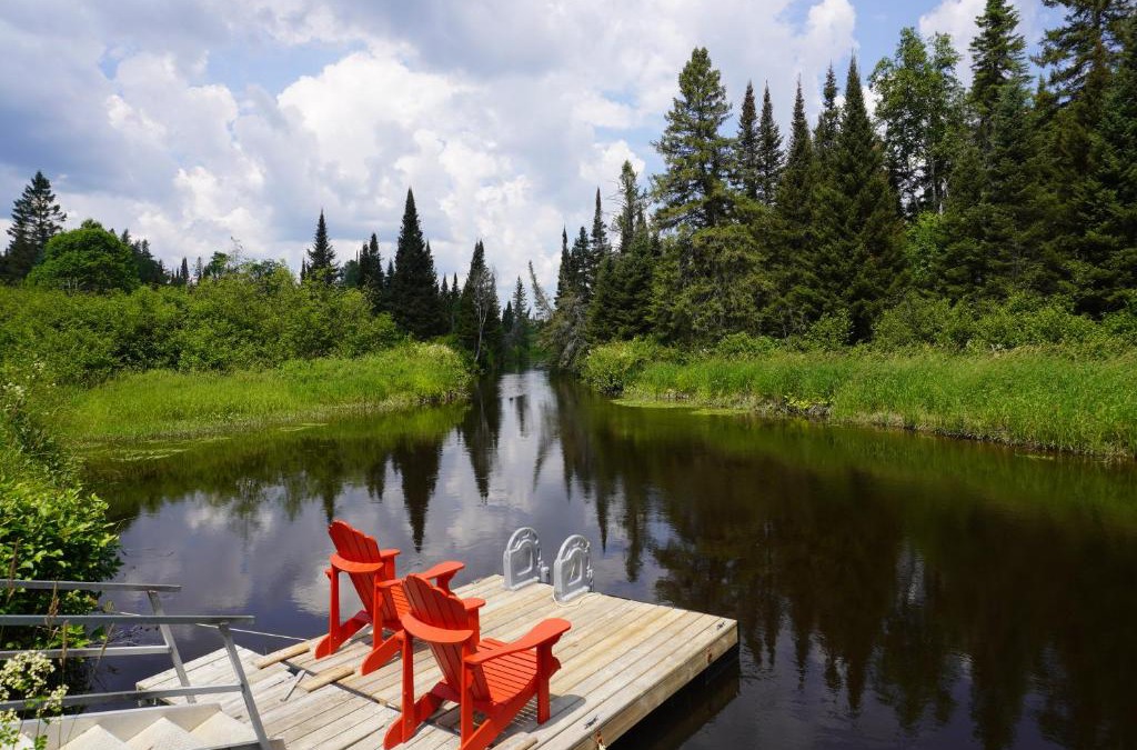 Strong Villa | Riverfront Retreat **HOT TUB** WiFi at the edge of Muskoka