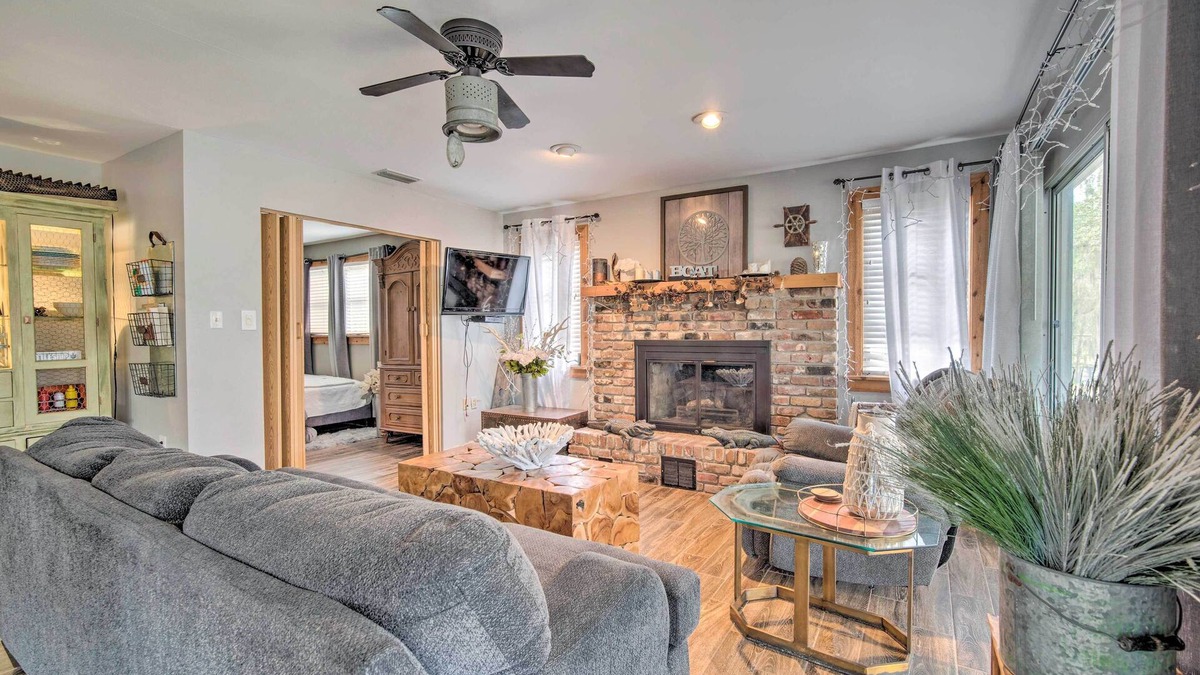 Bushnell Cabin | Riverfront Retreat w/Patio in Withlacoochee