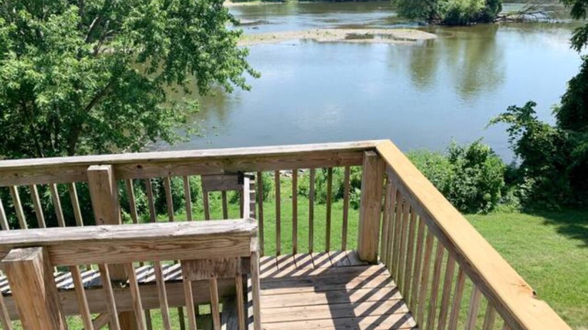 Yorkville Apartment | Riverfront/RW Waterpark/Kayak & Canoe/Fishing/Free WIFI/Comfy beds