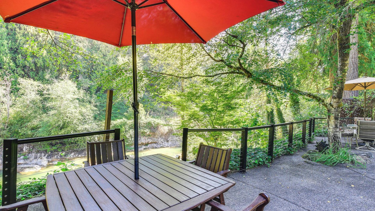 Sandy Apartment | Riverfront Sandy Retreat, Fish & Kayak On-Site
