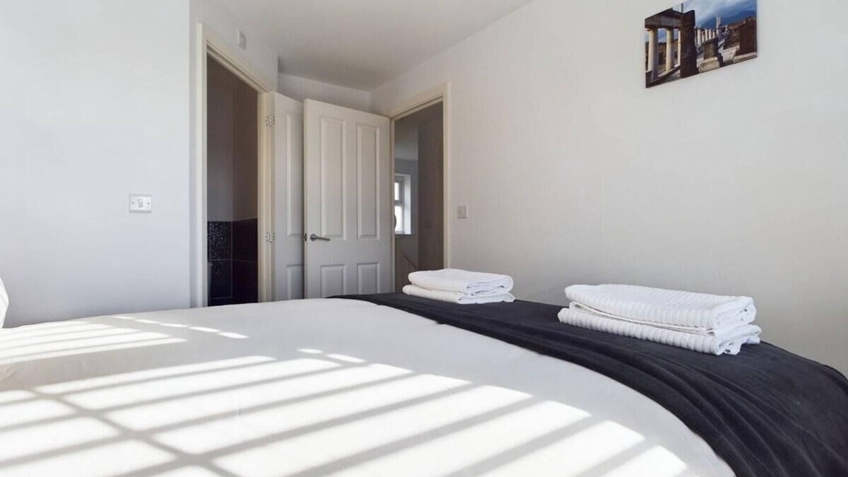 Stafford House | Riverfront Staffordshire Retreat