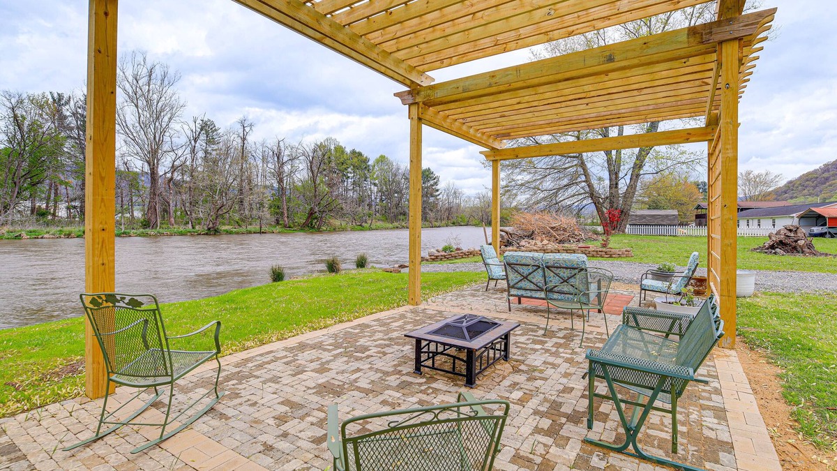 Elizabethton House | Riverfront Tennessee Retreat w/Patio & Boat Ramp!