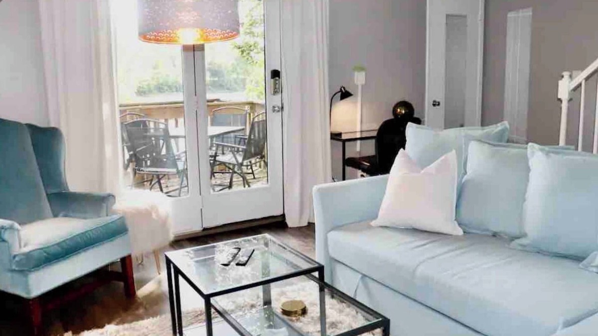Yorkville House | Riverfront Townhome in Downtown Yorkville