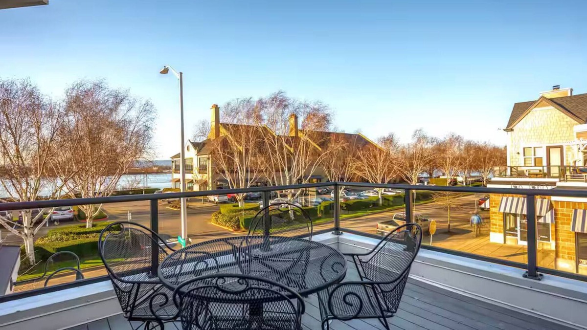 Columbia Way Condo | Riverfront Townhome