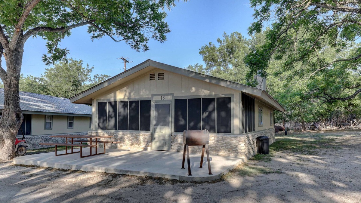 Hunt Cabin | Riverfront vacation cabin w kayaks - Hunt, TX