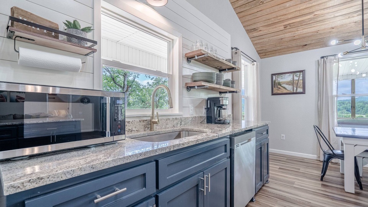 Glenwood House | Riverfront with spectacular Mountain View’s