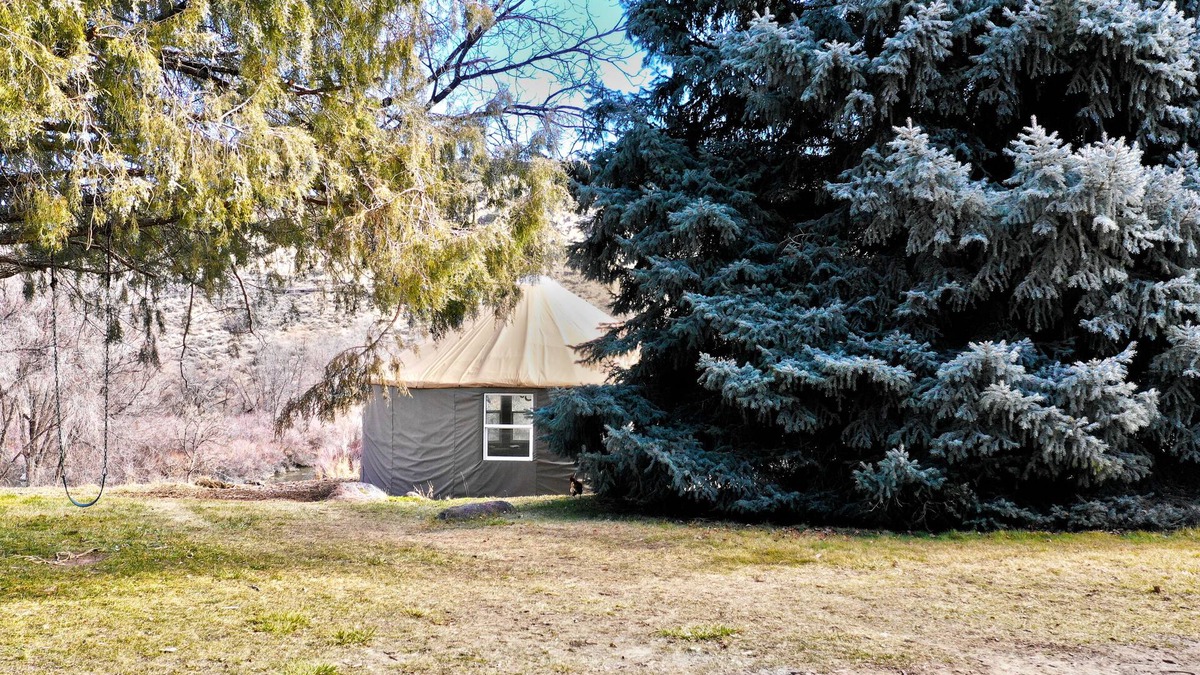 Buhl Apartment | Riverfront Yurt w/Hot Tub Near Hot Springs, Hiking & Kayaking