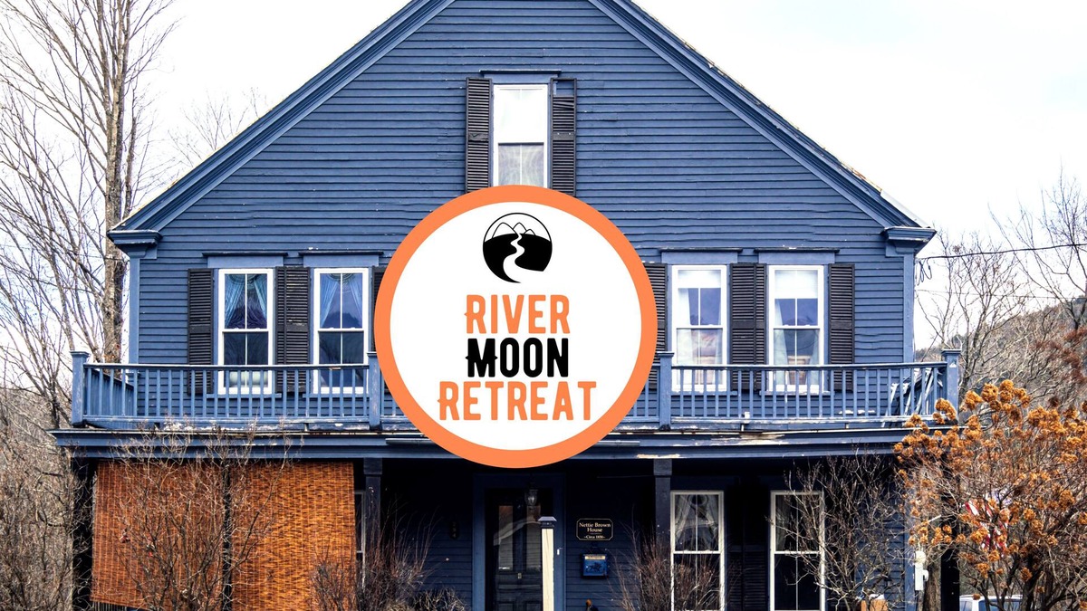 Warren House | ☀ Rivermoon Retreat ♡ 8 Bedrooms | Fun | Riverside ♡ Unique and Beautiful House