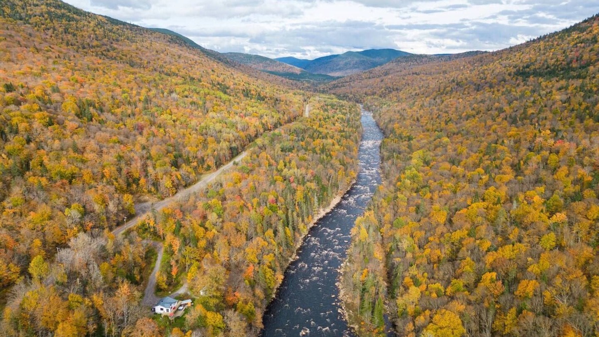 Saint-Brigitte-de-Laval Cottage | Riverside cottage with hot tub - Le chaga - Pet friendly!